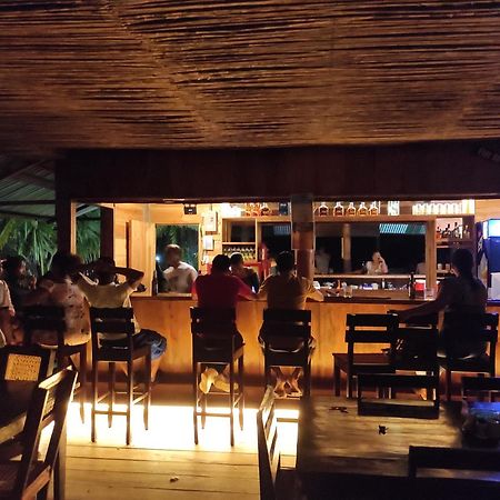 Paraiso Beach Hotel Brig Bay ภายนอก รูปภาพ