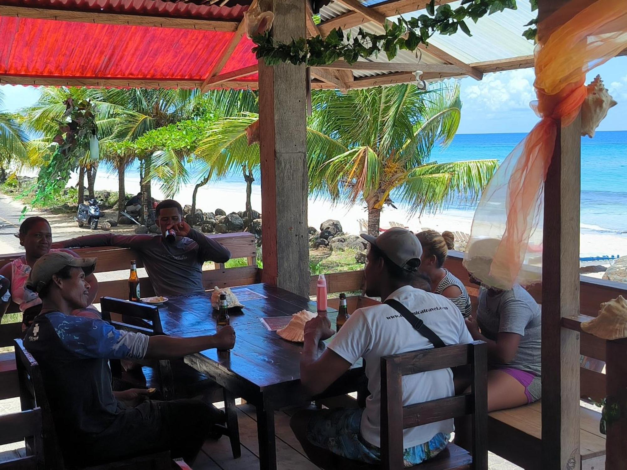 Paraiso Beach Hotel Brig Bay ภายนอก รูปภาพ