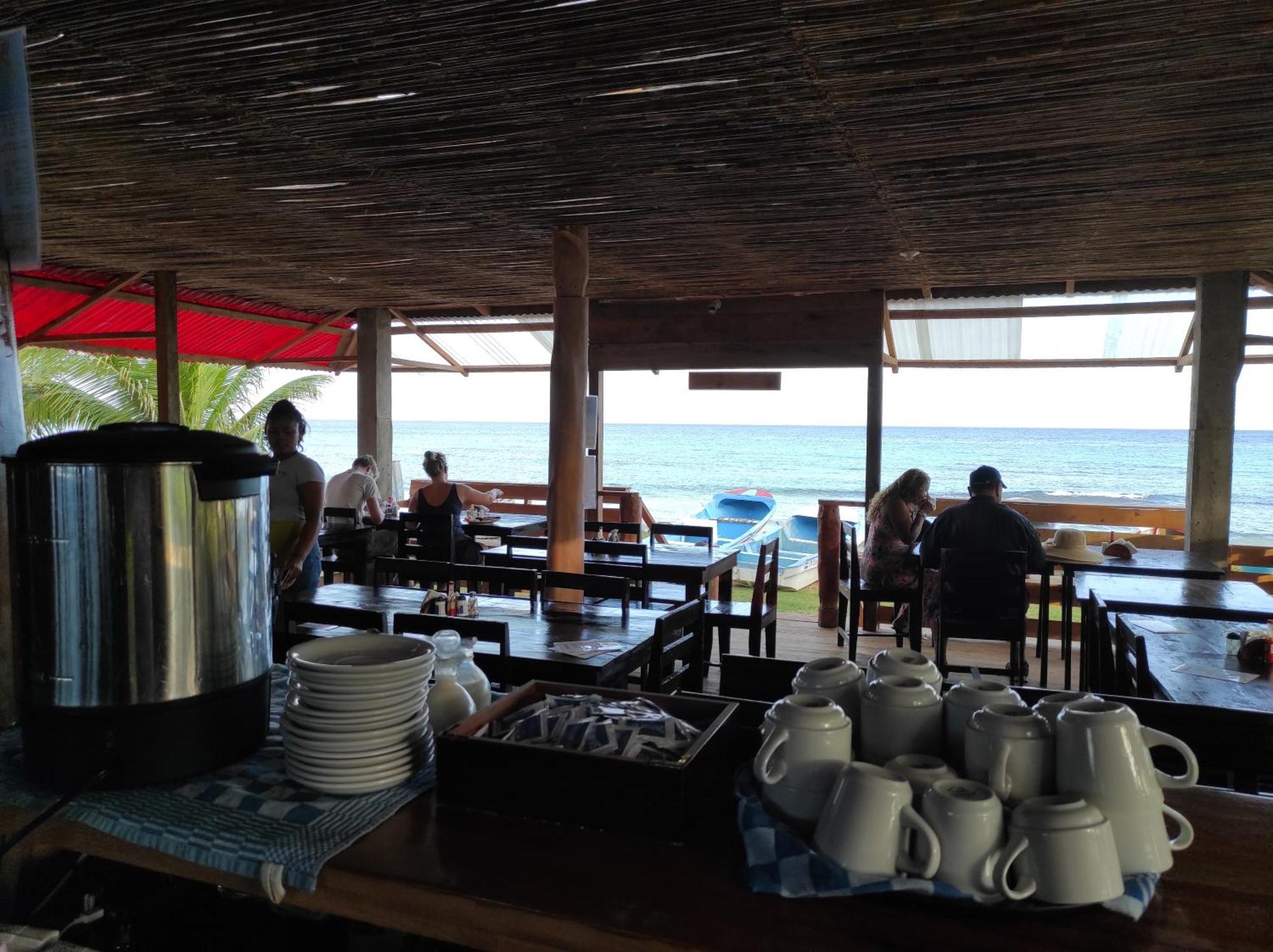 Paraiso Beach Hotel Brig Bay ภายนอก รูปภาพ