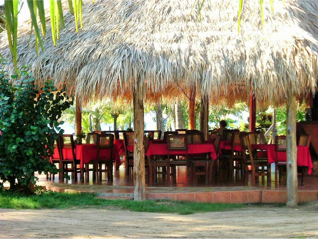 Paraiso Beach Hotel Brig Bay ภายนอก รูปภาพ