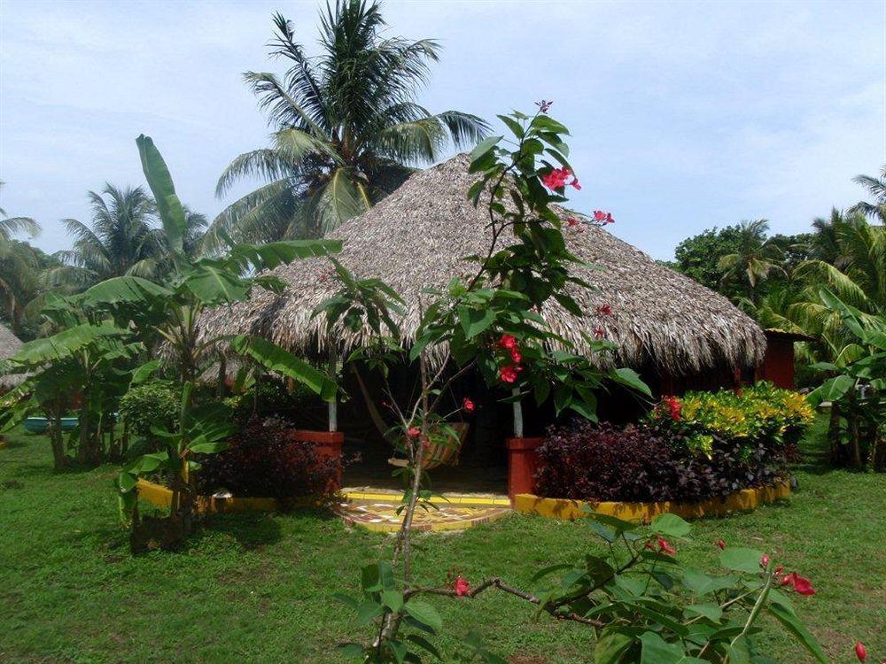 Paraiso Beach Hotel Brig Bay ภายนอก รูปภาพ
