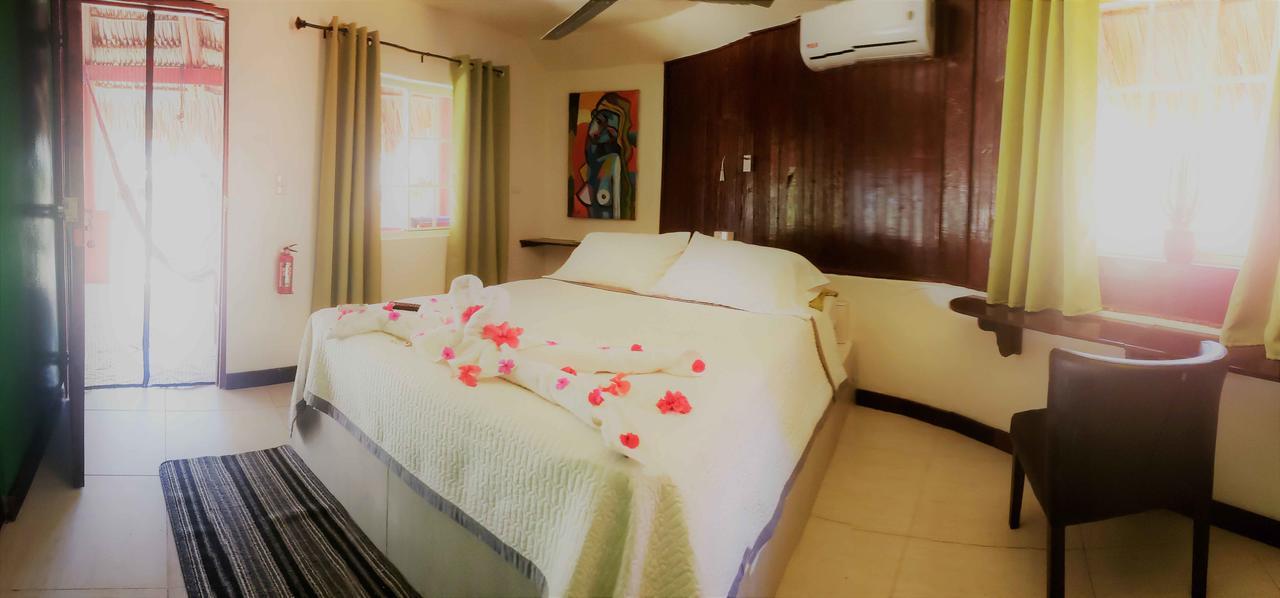 Paraiso Beach Hotel Brig Bay ภายนอก รูปภาพ