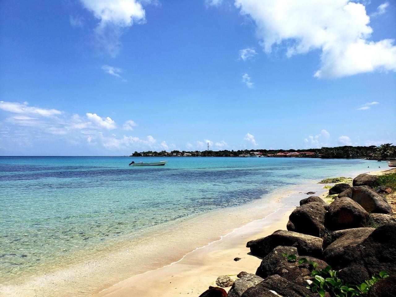 Paraiso Beach Hotel Brig Bay ภายนอก รูปภาพ