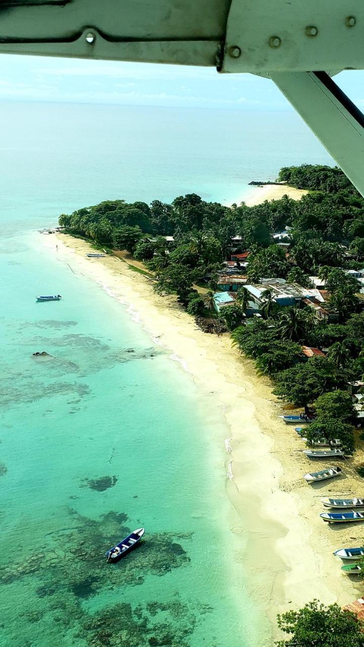 Paraiso Beach Hotel Brig Bay ภายนอก รูปภาพ